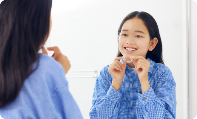 鏡を見る女性