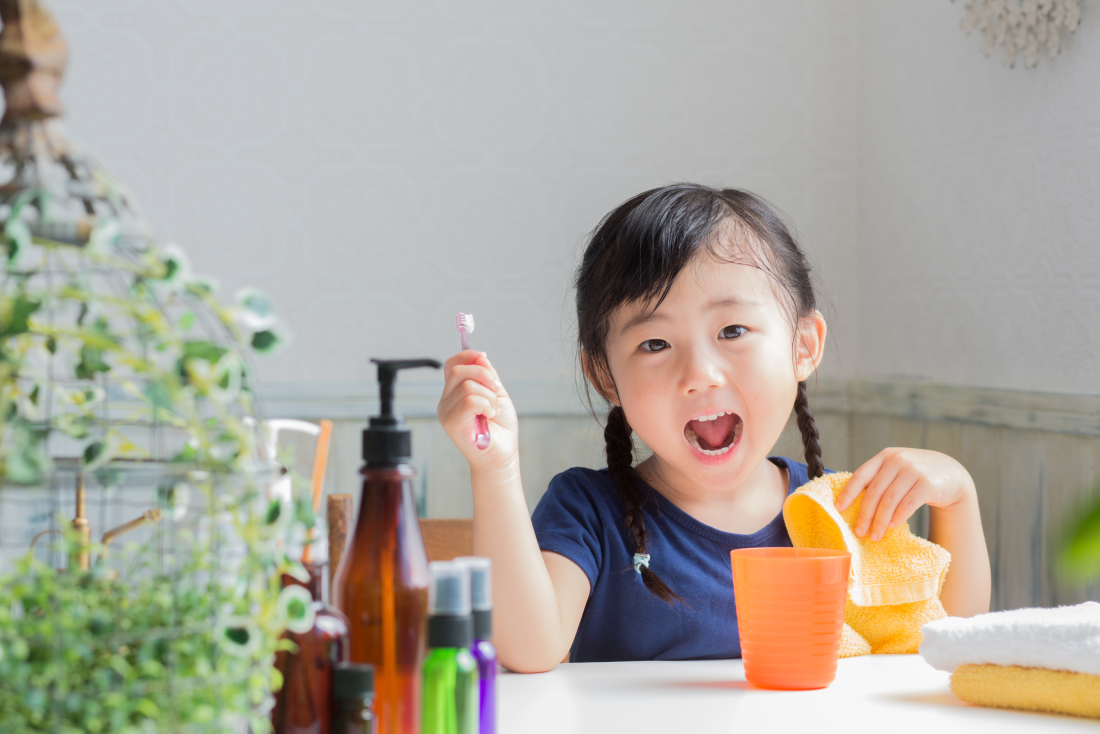 口を開ける子ども