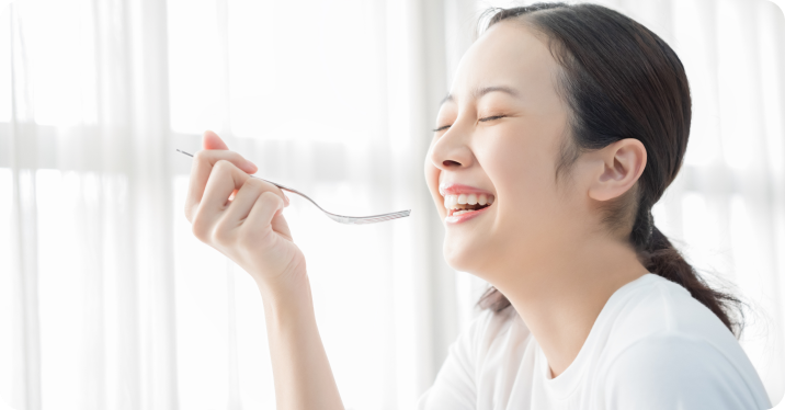 スプーンを持つ女性